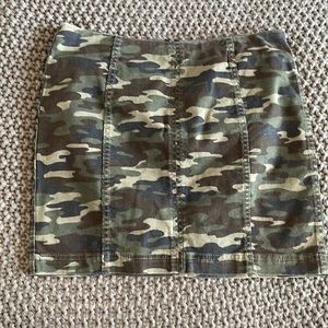 Free People Camo Miniskirt // size 10. Perfect condition.